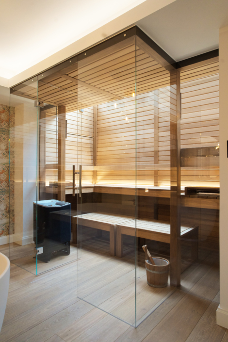Bild Sauna mit Glasfront modern schräg