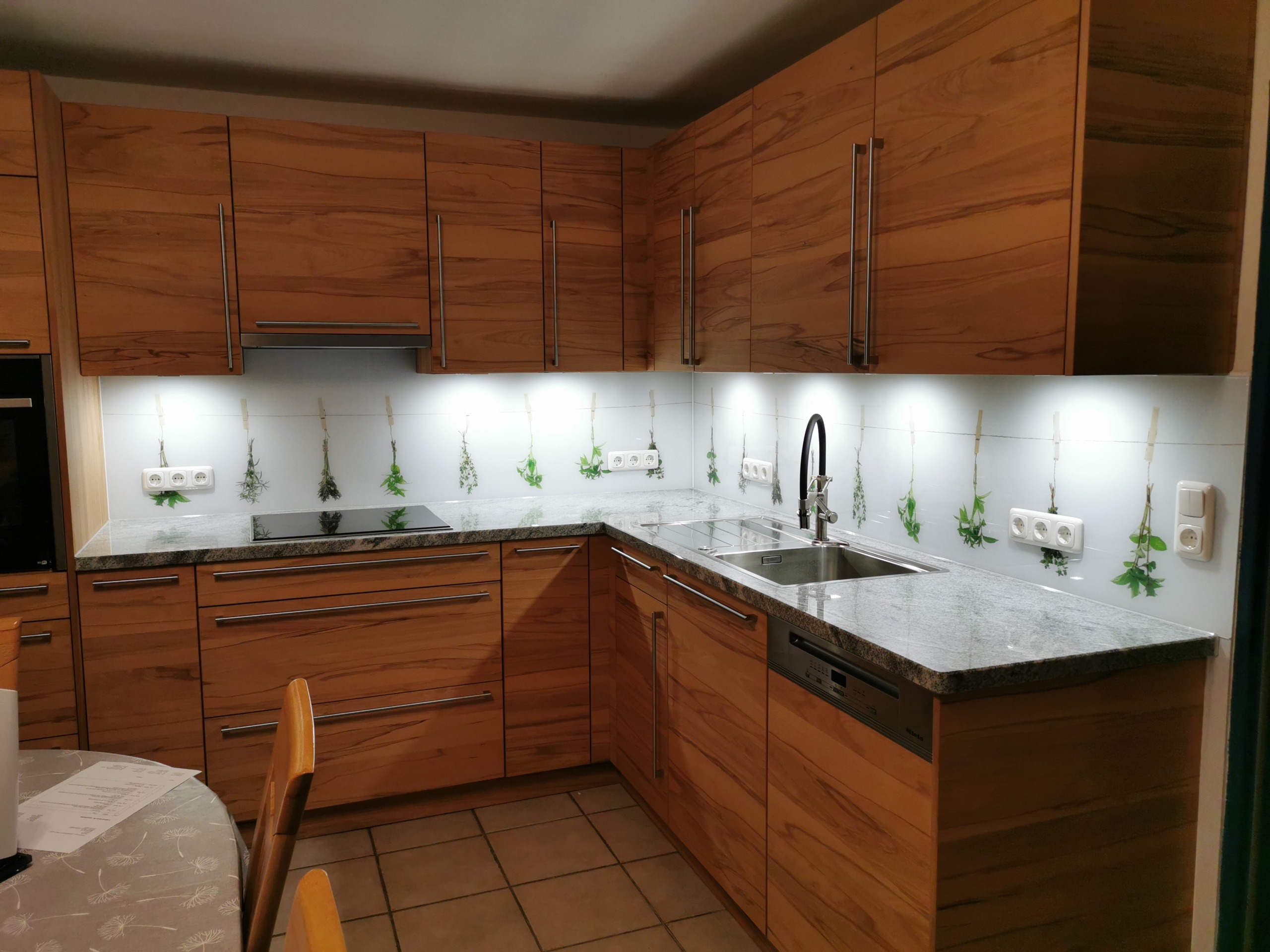 Küche braun mit Rückwand Kräuter