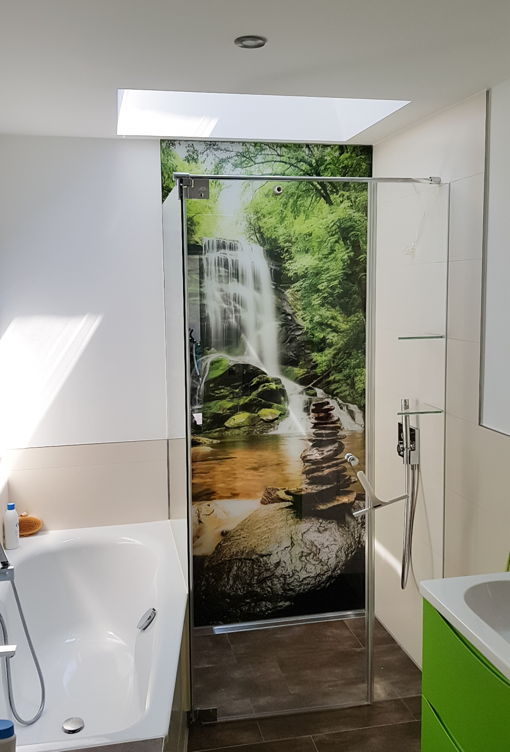 Dusche mit Wasserfall als Glasrückwand